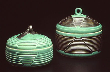 Small jade & metalic black jars